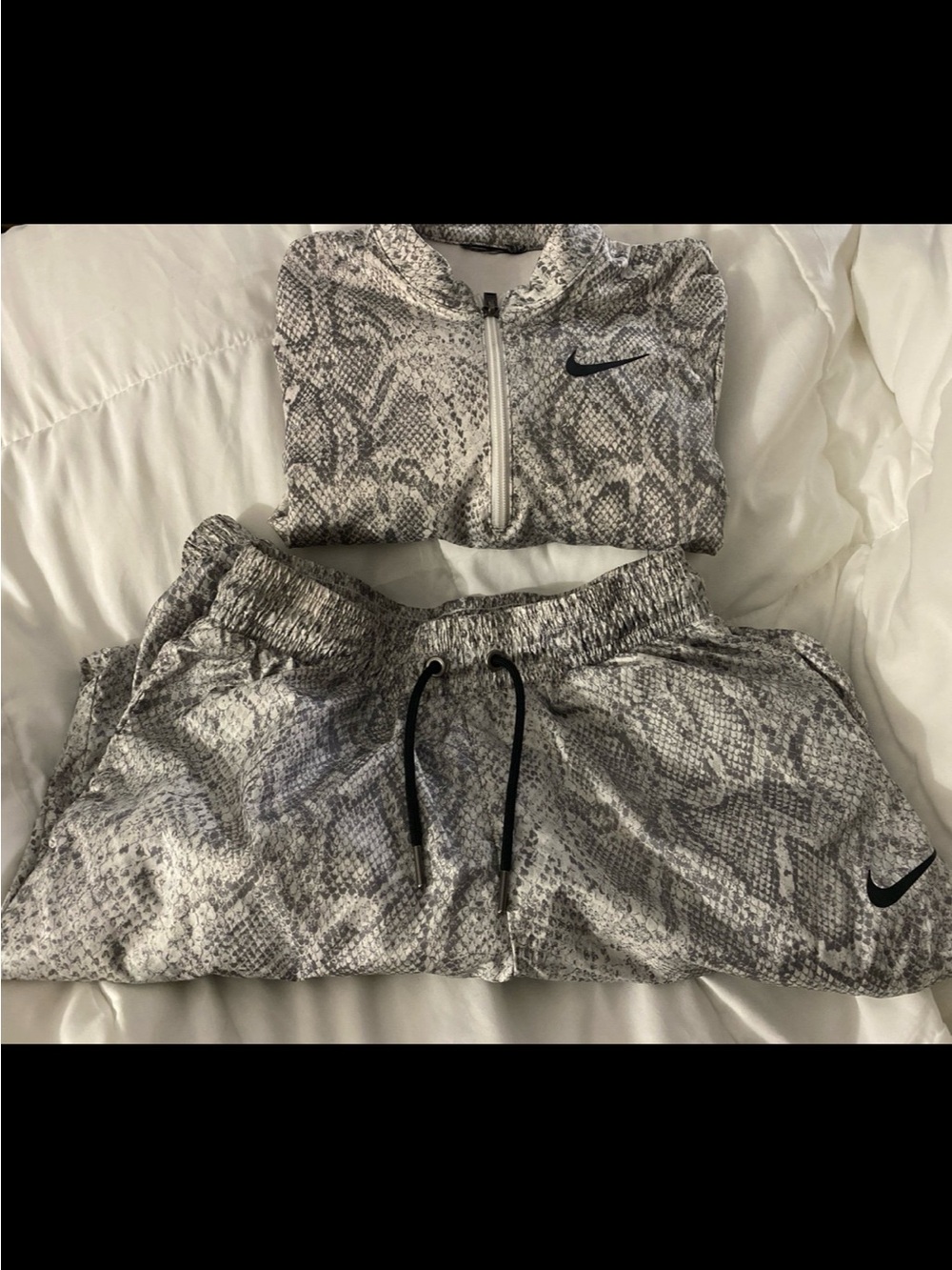 2 piece Set Nike XS Women’s White & Gray Snake-Print Joggers and Bodysuit